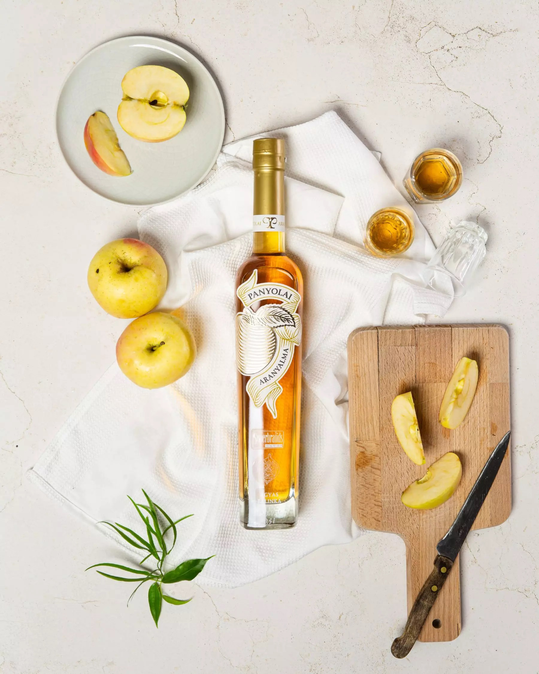 Panyolai Goldener Apfel-Brand & 2 Gläser in beiger Geschenkpack., 38% Vol. 0,5 ltr.
